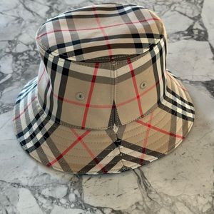 Burberry baby check bucket hat size 12-18mo NWOT